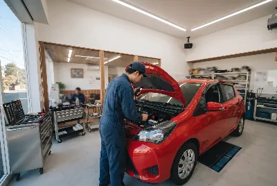 整備工場で自動車を点検・整備している様子