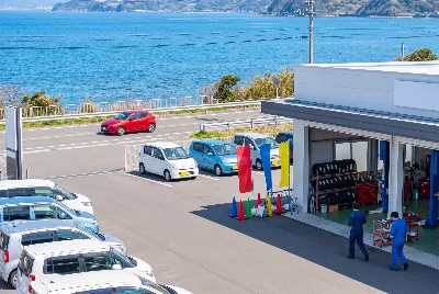 レンタカーの受付・貸出をしている様子