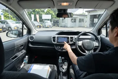 レンタカーの受付・貸出をしている様子