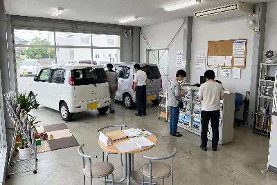 自動車販売店のショールーム・店内の様子