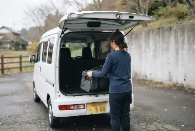 レンタカーの受付・貸出をしている様子