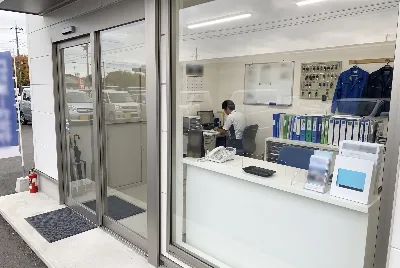 自動車整備工場・販売店の事務所で事務作業をしている様子