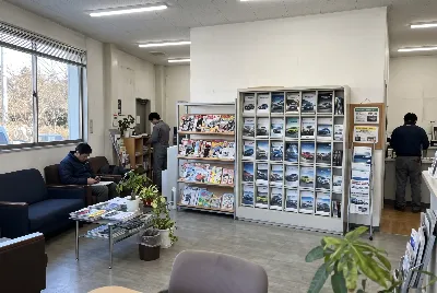 自動車販売店のショールーム・店内の様子