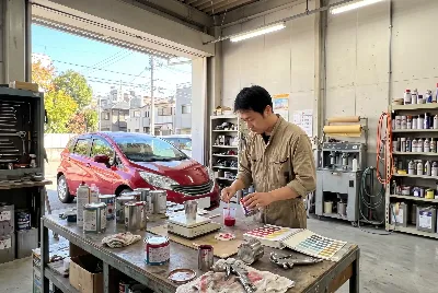 自動車の板金・塗装作業をしている様子