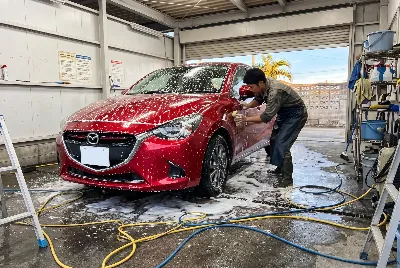 自動車のコーティング・洗車をしている様子