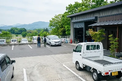 レンタカーの受付・貸出をしている様子