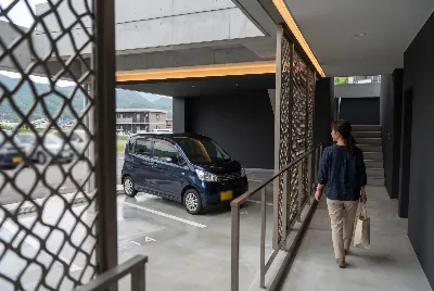 カーリースの契約・引き渡しをしている様子