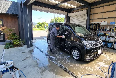 自動車のコーティング・洗車をしている様子