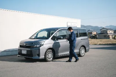 レンタカーの受付・貸出をしている様子