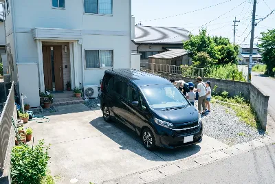 カーリースの契約・引き渡しをしている様子