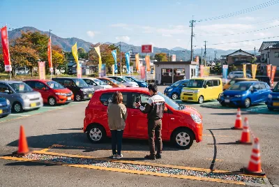 中古車の販売・買取をしている様子