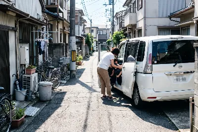 カーリースの契約・引き渡しをしている様子