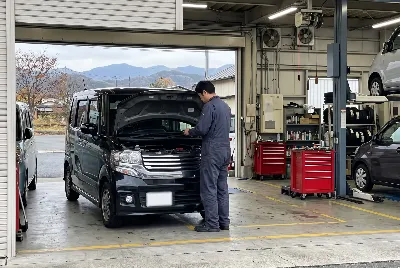整備工場で自動車を点検・整備している様子