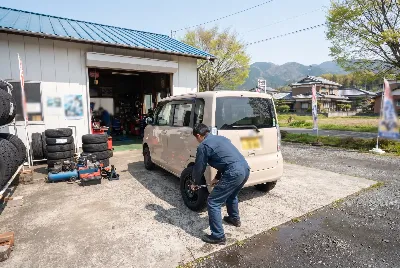 タイヤ交換・タイヤ作業をしている様子