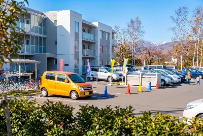 カーリースの契約・引き渡しをしている様子