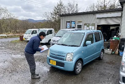 中古車の販売・買取をしている様子