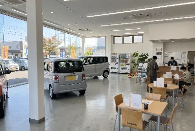 自動車販売店のショールーム・店内の様子