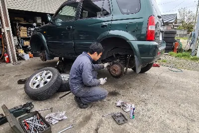 整備工場で自動車を点検・整備している様子