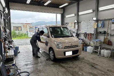 自動車のコーティング・洗車をしている様子