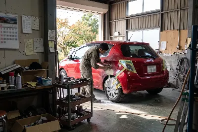 自動車の板金・塗装作業をしている様子