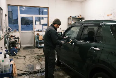 自動車のコーティング・洗車をしている様子