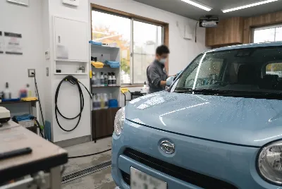 自動車のコーティング・洗車をしている様子
