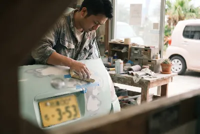 自動車の板金・塗装作業をしている様子