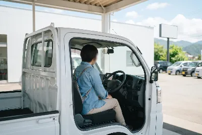 中古車の販売・買取をしている様子
