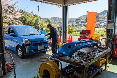 自動車の板金・塗装作業をしている様子