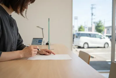 中古車の販売・買取をしている様子