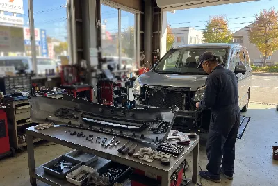 自動車の板金・塗装作業をしている様子