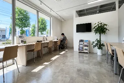 自動車販売店のショールーム・店内の様子