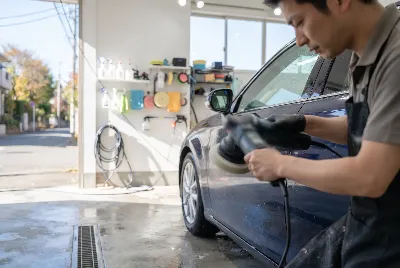 自動車のコーティング・洗車をしている様子