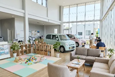 自動車販売店のショールーム・店内の様子