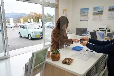 レンタカーの受付・貸出をしている様子
