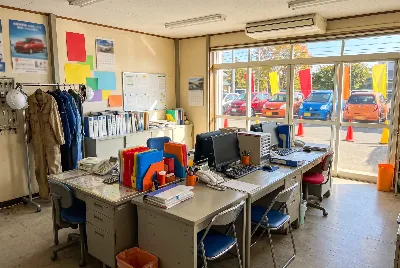 自動車整備工場・販売店の事務所で事務作業をしている様子