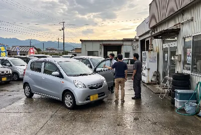 中古車の販売・買取をしている様子