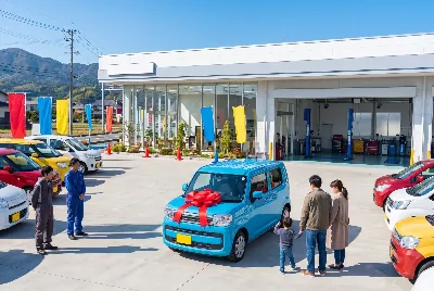 中古車の販売・買取をしている様子