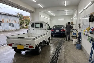 自動車のコーティング・洗車をしている様子