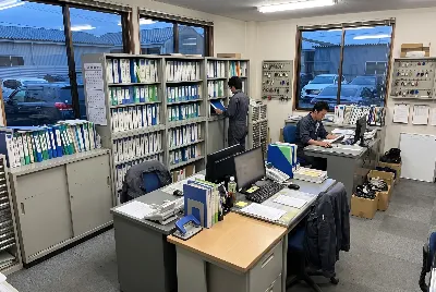 自動車整備工場・販売店の事務所で事務作業をしている様子