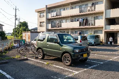 カーリースの契約・引き渡しをしている様子