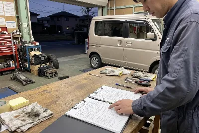 整備工場で自動車を点検・整備している様子