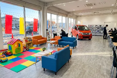 自動車販売店のショールーム・店内の様子