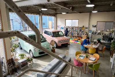 自動車販売店のショールーム・店内の様子