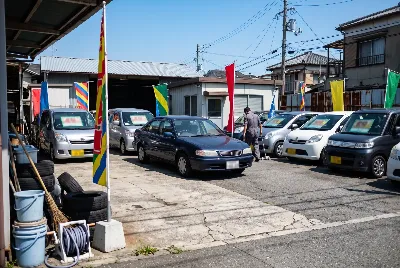 中古車の販売・買取をしている様子