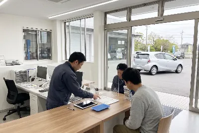中古車の販売・買取をしている様子