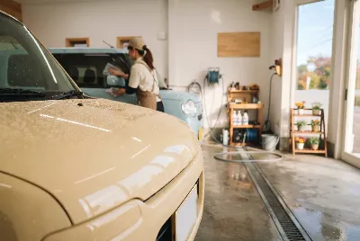 自動車のコーティング・洗車をしている様子
