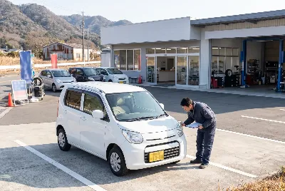 中古車の販売・買取をしている様子