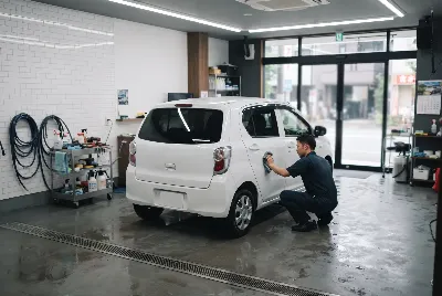 自動車のコーティング・洗車をしている様子