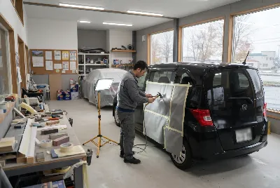 自動車の板金・塗装作業をしている様子